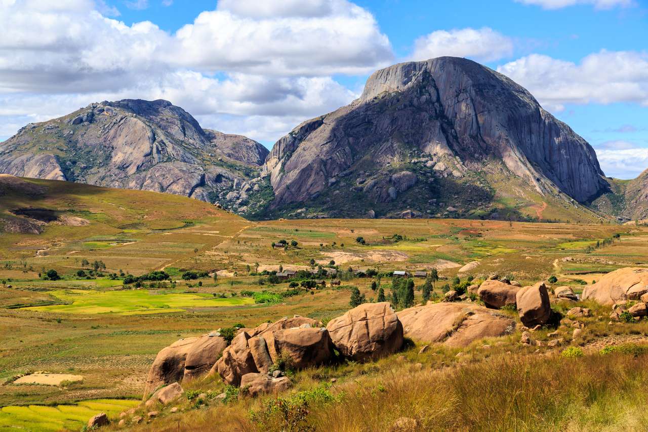 Krajina se skalním útvarem na centrálním Madagaskaru online puzzle