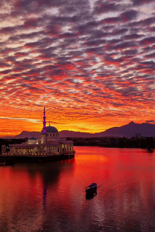 Mosquée flottante sur la rivière Sarawak puzzle en ligne