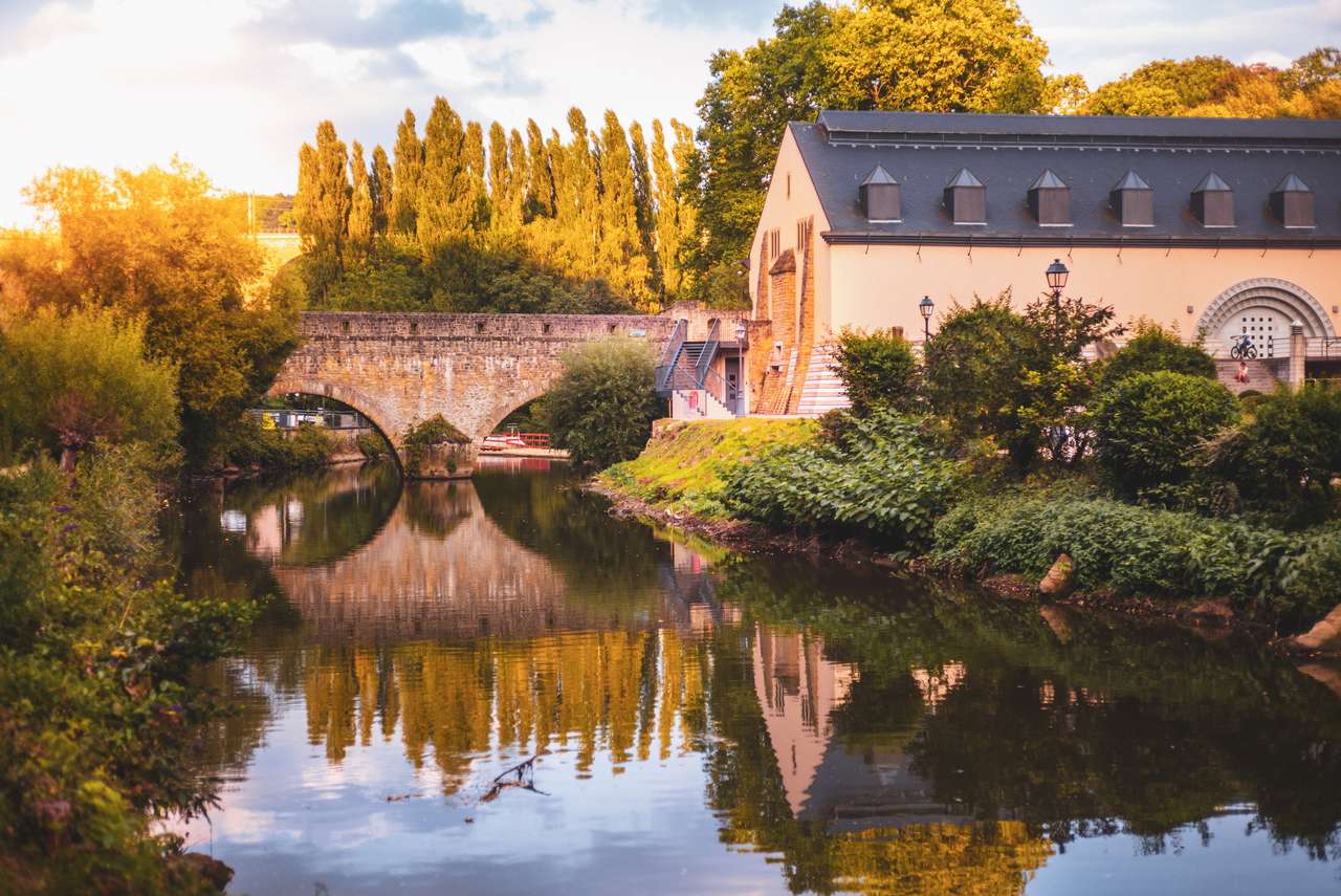 Альзетт, річка, що перетинає старе місто Люксембурга онлайн пазл