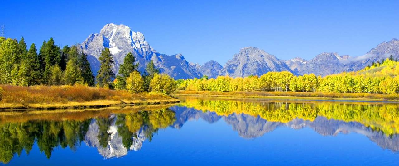Осенний панорамный - Озеро и гора онлайн-пазл