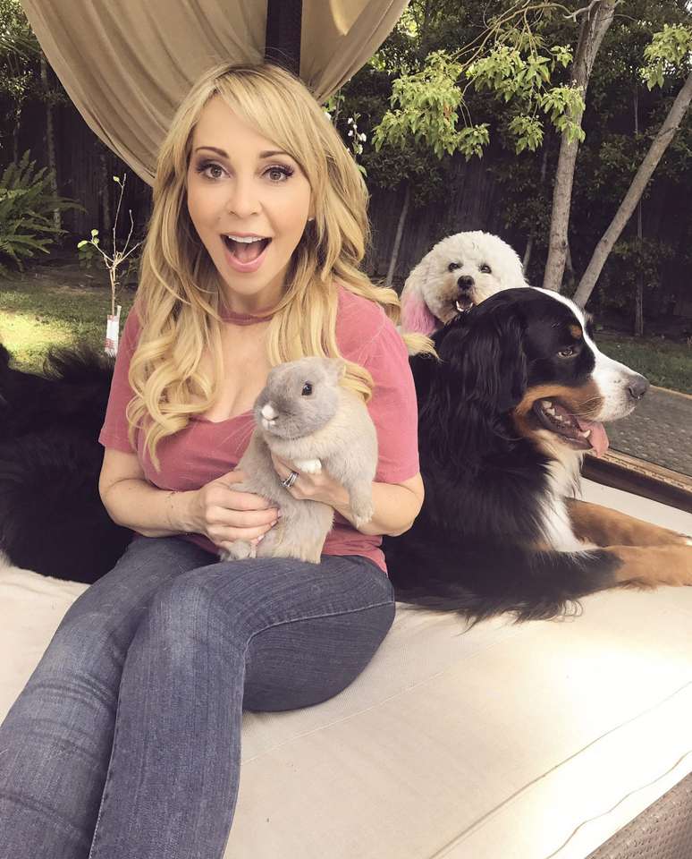 Tara Strong med 2 hundar och 1 kanin pussel på nätet