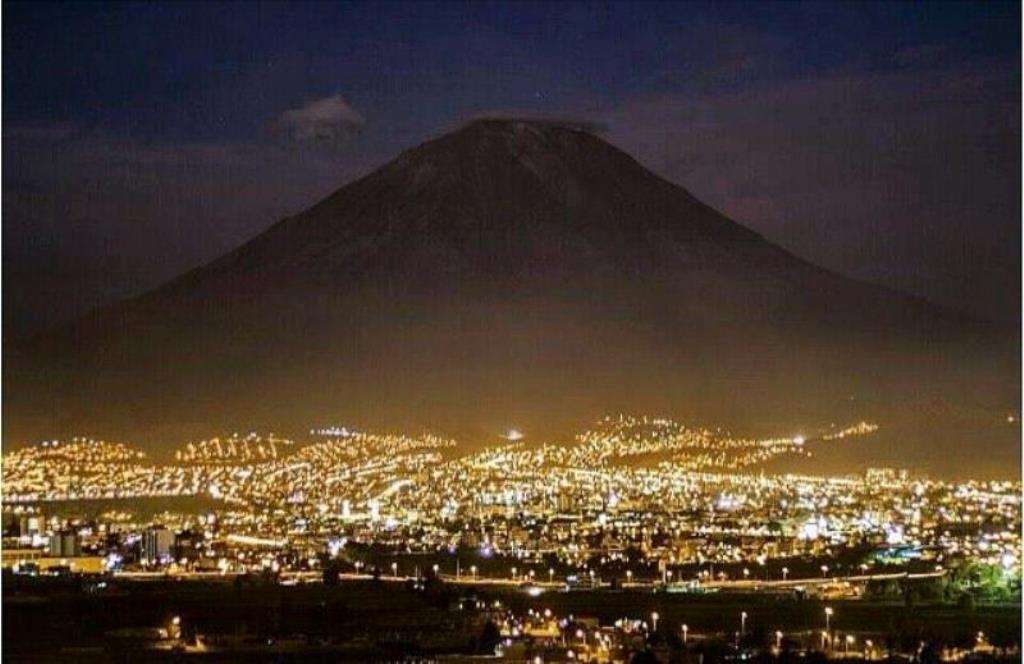 Город Арекипа и вулкан Мисти ночью Перу пазл онлайн