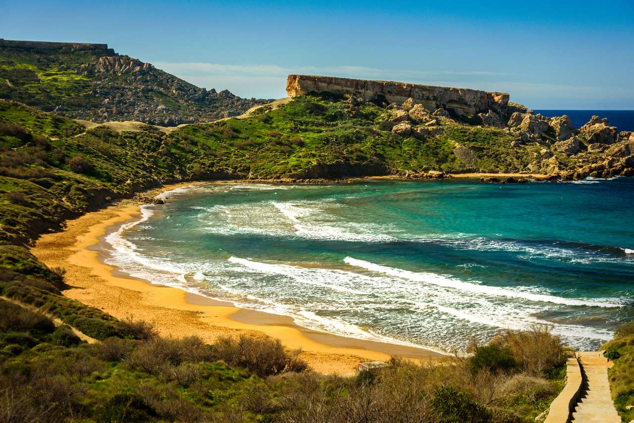Playa de la Riviera de Malta, Mgarr. Bahía de Ghajn Tuffieha rompecabezas en línea