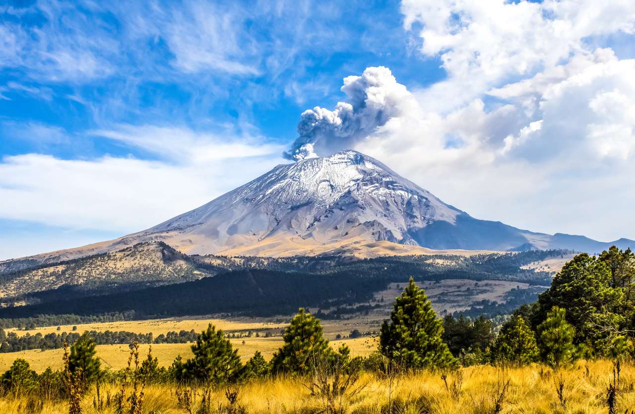 Діючий вулкан Попокатепетль в Мексиці онлайн пазл