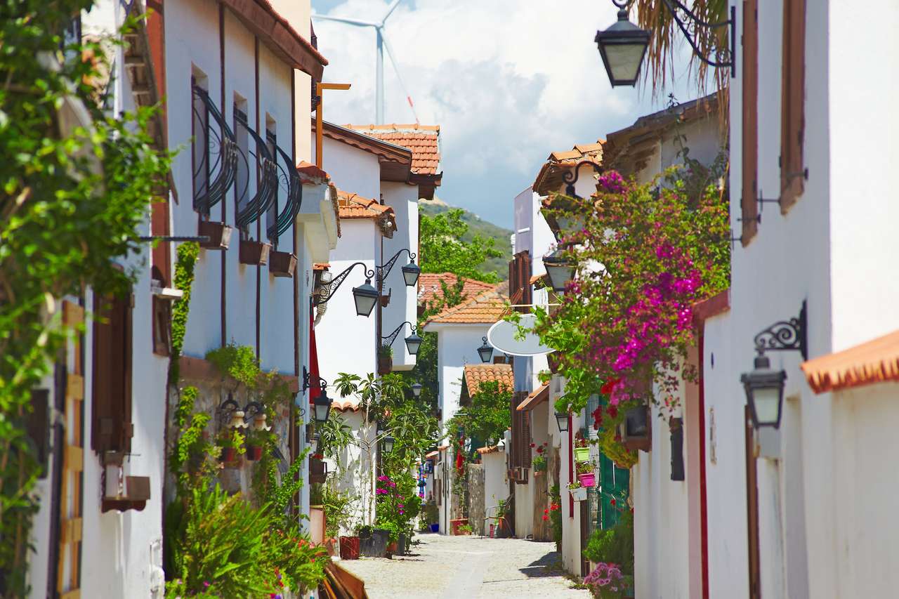 Ζεστή χαριτωμένη θέα στο μεσογειακό χωριό online παζλ