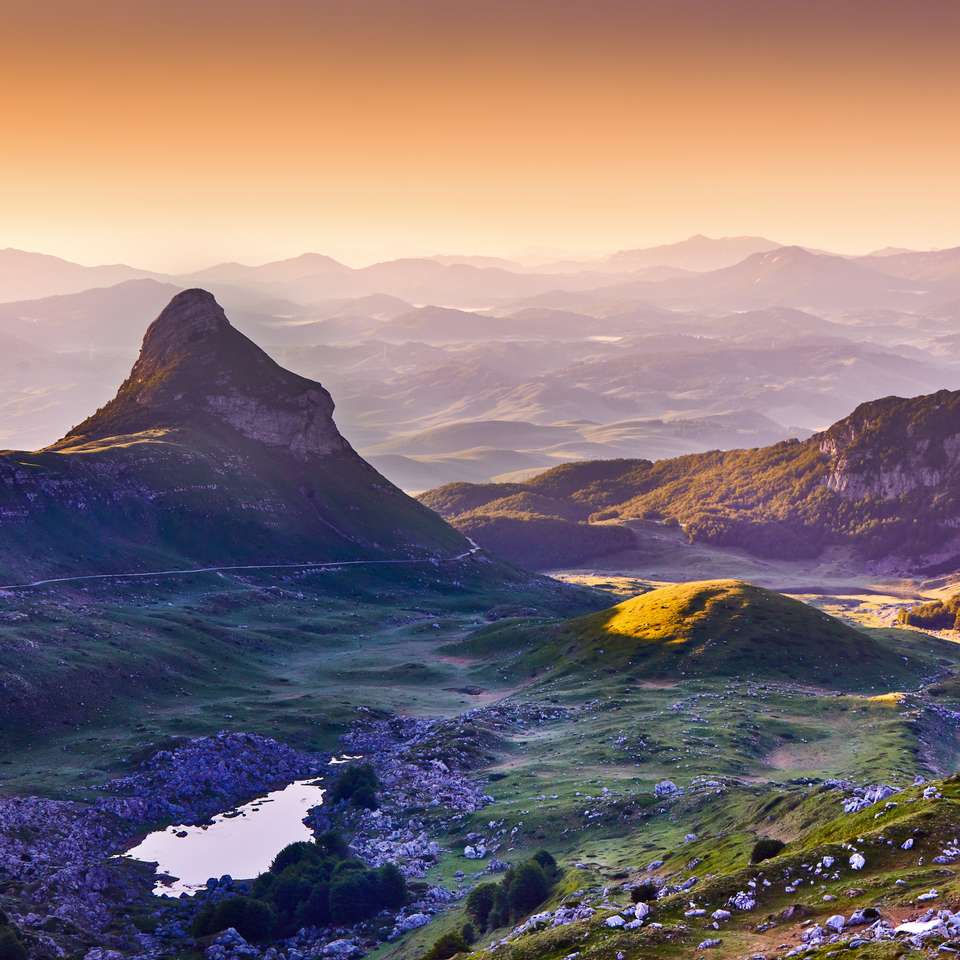 Vedere uimitoare a apusului de soare pe munții Durmitor puzzle online
