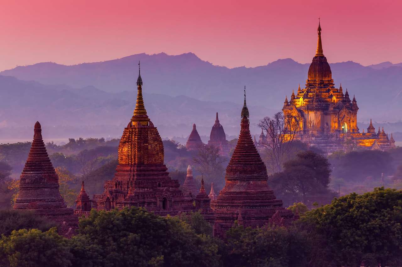 древен храм в Баган след залез слънце, Мианмар онлайн пъзел