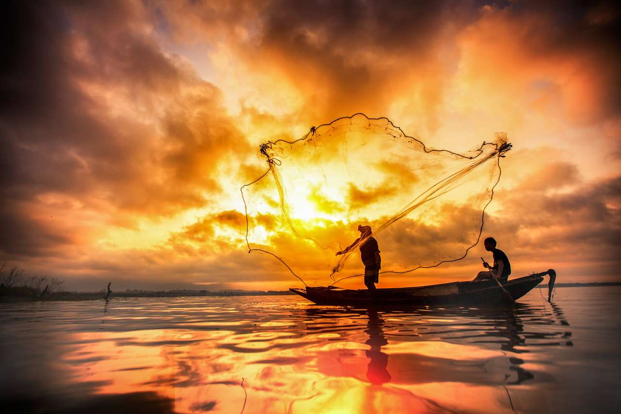 Visser van Bangpra Lake in actie tijdens het vissen, Thailand legpuzzel online