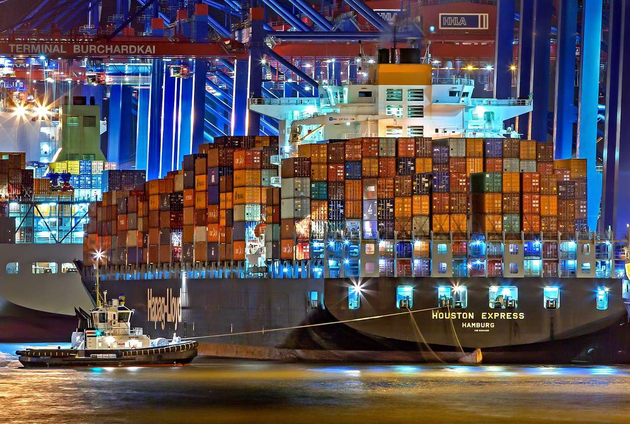 Vrachtschip in de haven van Hamburg legpuzzel online