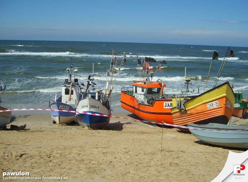 海のビーチでの漁船 ジグソーパズルオンライン