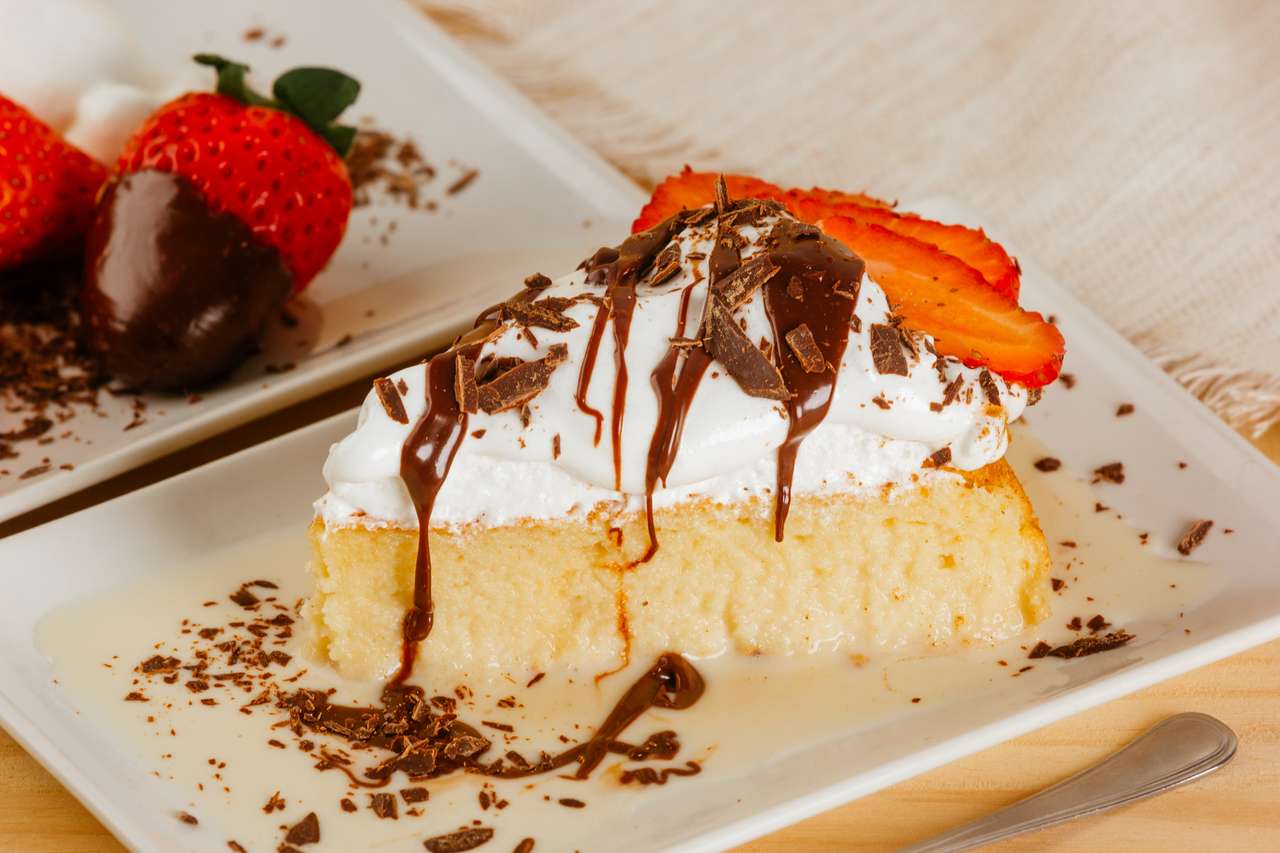 チョコレートシロップとイチゴの3つのミルクケーキ オンラインパズル
