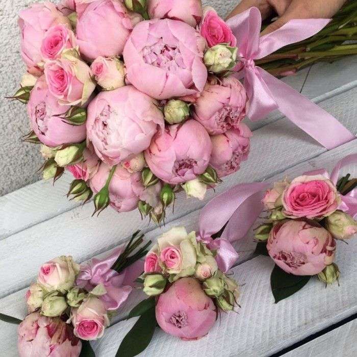Рожеві квіти для урочистостей онлайн пазл