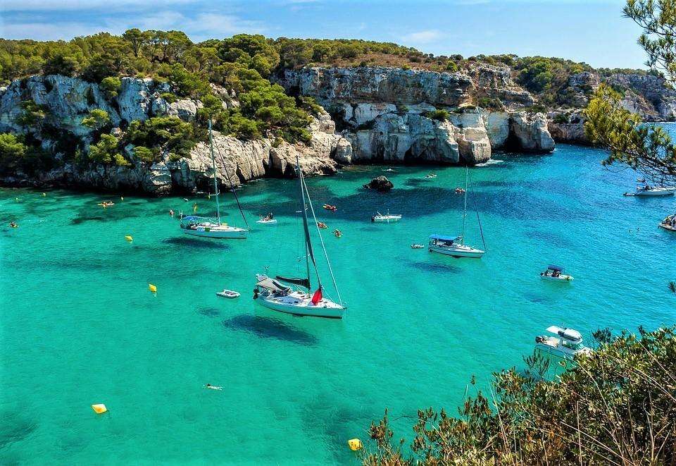 Segelbåtar i viken Menorca Island - Spanien pussel på nätet
