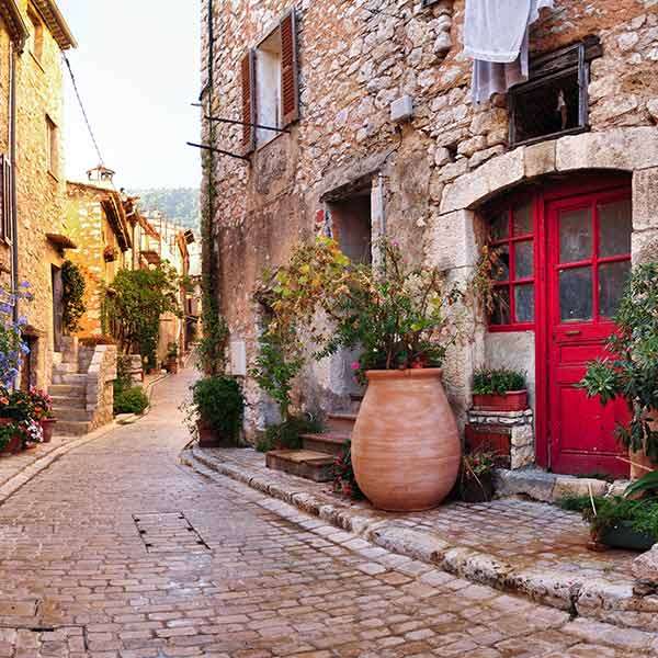 En smal stenig gata på Cote d'Azur Pussel online