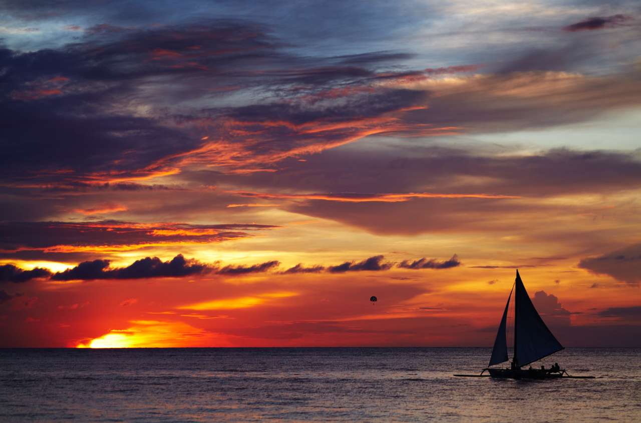 Tropischer Sonnenuntergang mit Segelboot, Boracay, Philippinen Puzzlespiel online