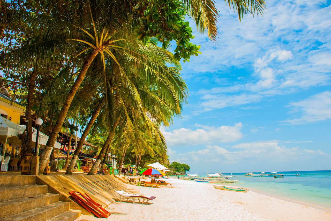 Bílá písečná tropická pláž ostrova Panglao online puzzle