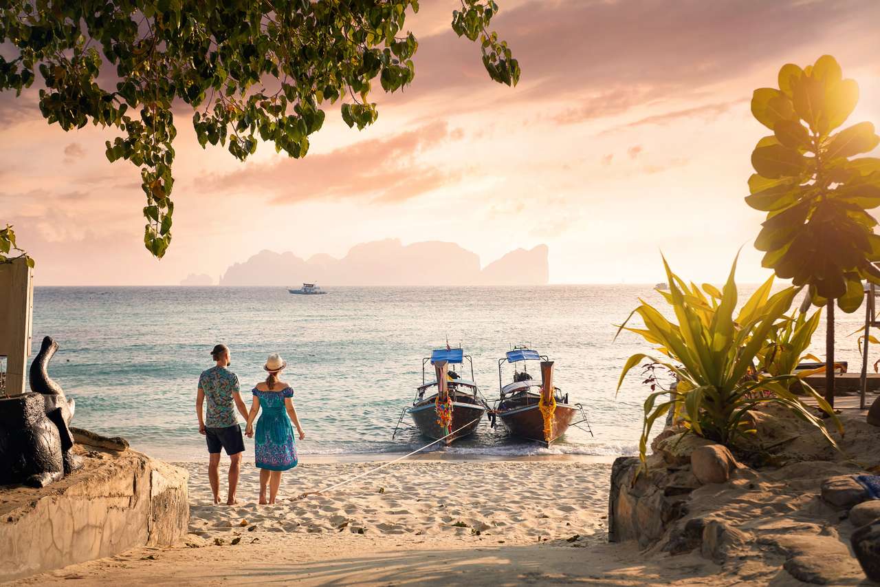Casal feliz na praia tropical puzzle online