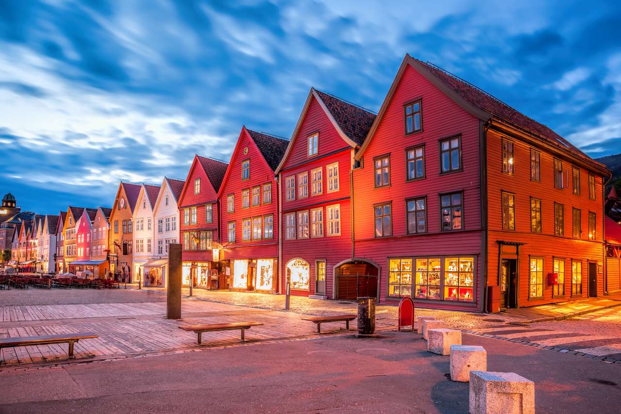 Rua Bergen com casas antigas à noite na Noruega quebra-cabeças online