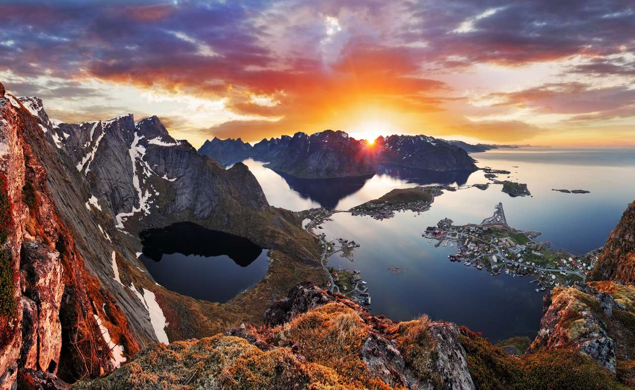 Paysage de côte de montagne au coucher du soleil, Norvège puzzle en ligne