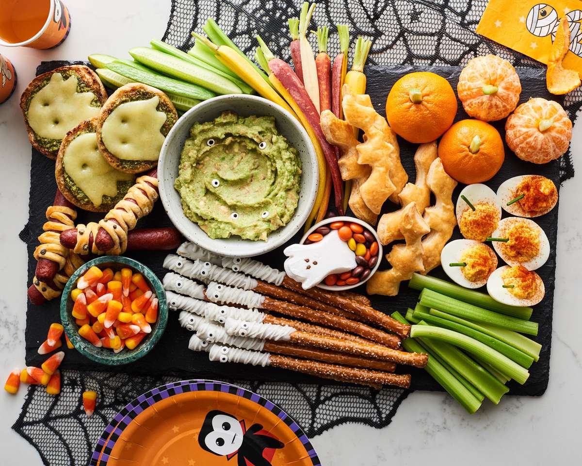 Spooky Halloween Snack Platter Pussel online
