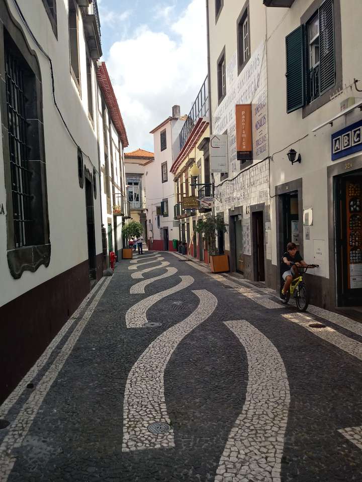 малка градска улица в Мадейра онлайн пъзел
