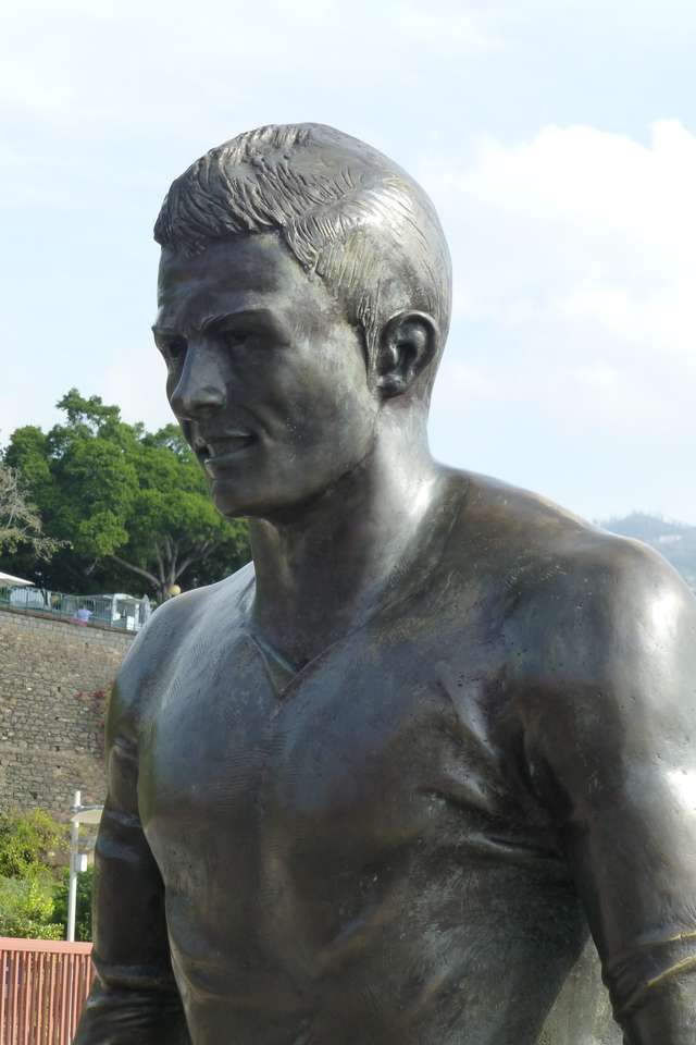 Άγαλμα του Ρονάλντο στη Μαδέρα παζλ online