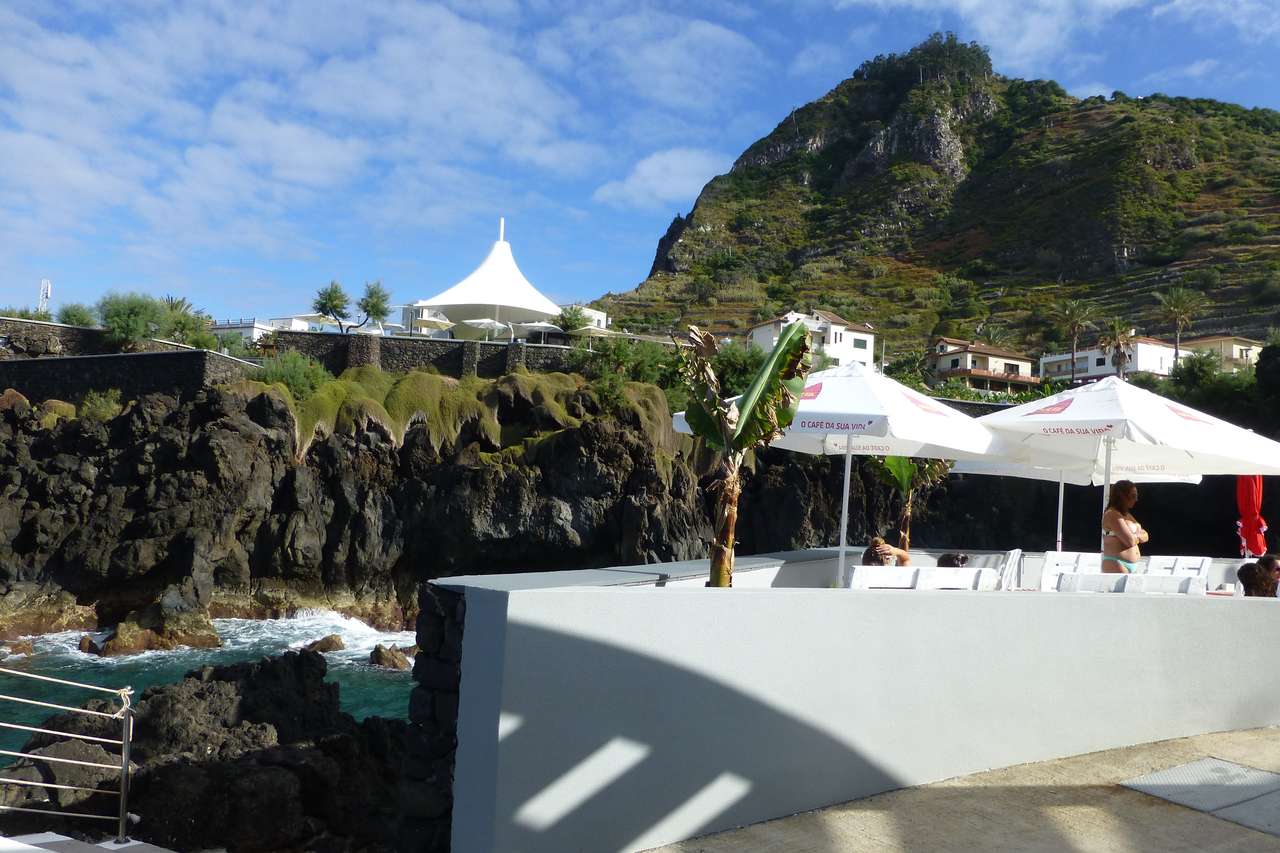 sombrillas en la playa de Madeira rompecabezas en línea