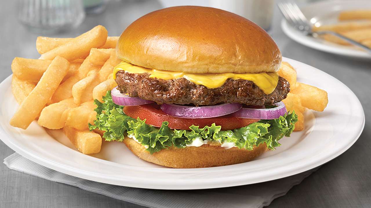 Cheeseburger americano con patatine fritte puzzle online