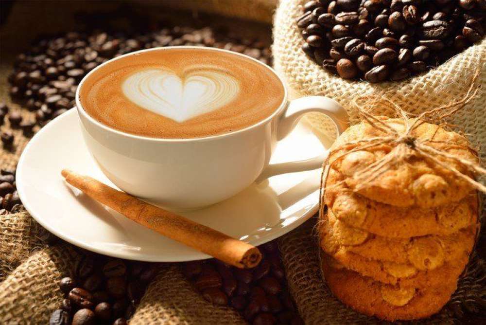 Latte Kaffee mit Keksen Online-Puzzle