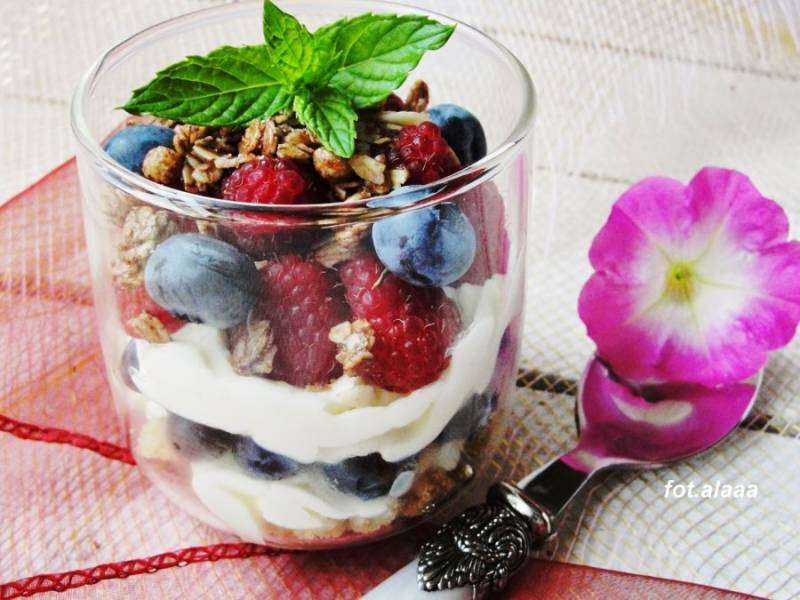 Десерт с фруктами и взбитыми сливками онлайн-пазл
