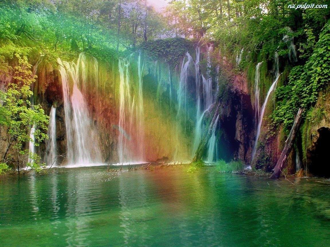 Regenbogen über dem Wasserfall in den Bergen Puzzlespiel online