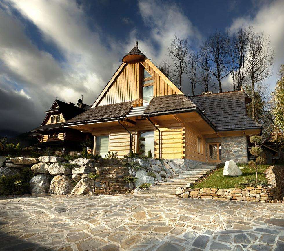 Uma casa de madeira nas montanhas, céu nublado quebra-cabeças online