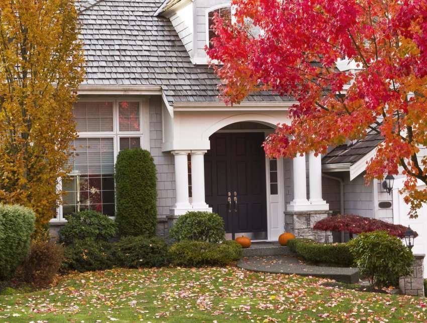 Una casa moderna en la temporada de otoño. rompecabezas en línea