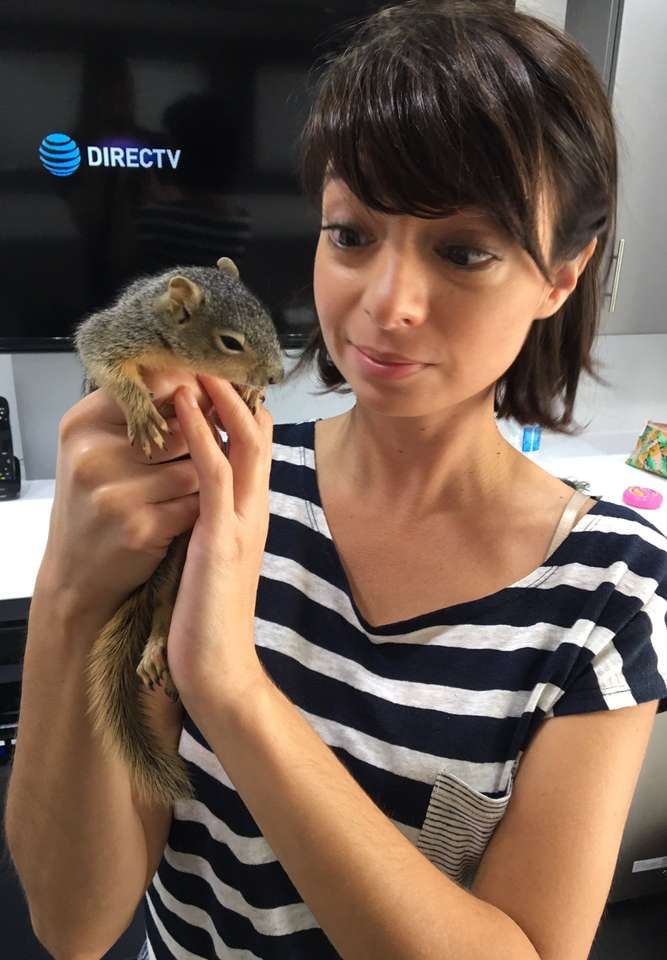 Kate Micucci met baby eekhoorn online puzzel
