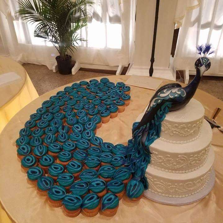 Dubbeldäckare bröllopstårta med en påfågel pussel på nätet