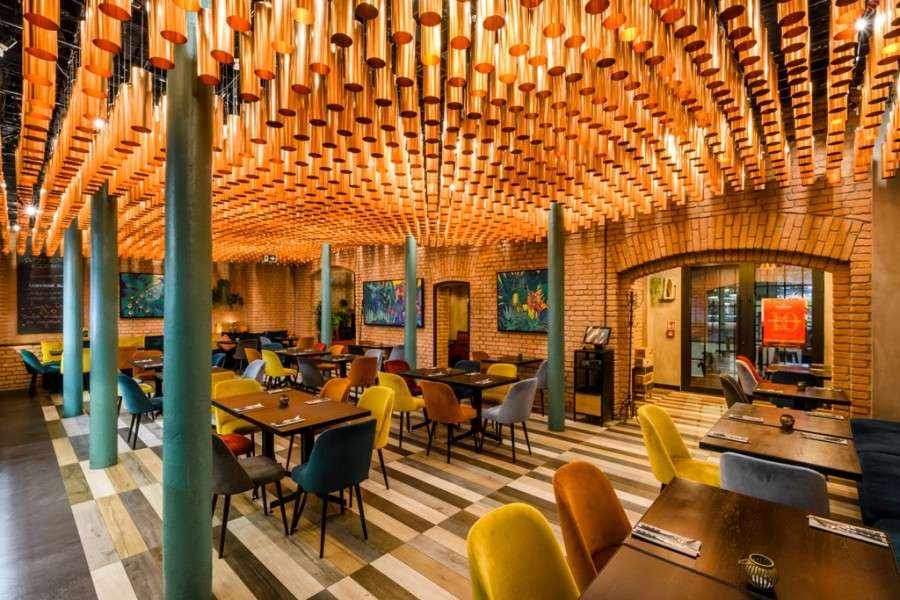 Interiér restaurace Bombaj Masala v Indii online puzzle