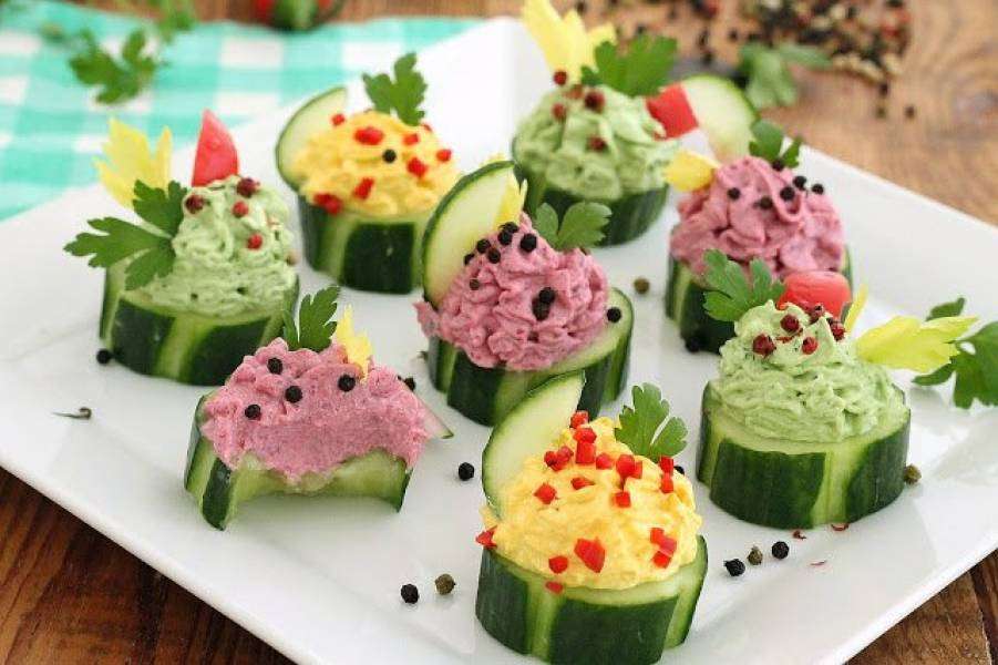 Бисквитки с цветна извара върху краставица онлайн пъзел