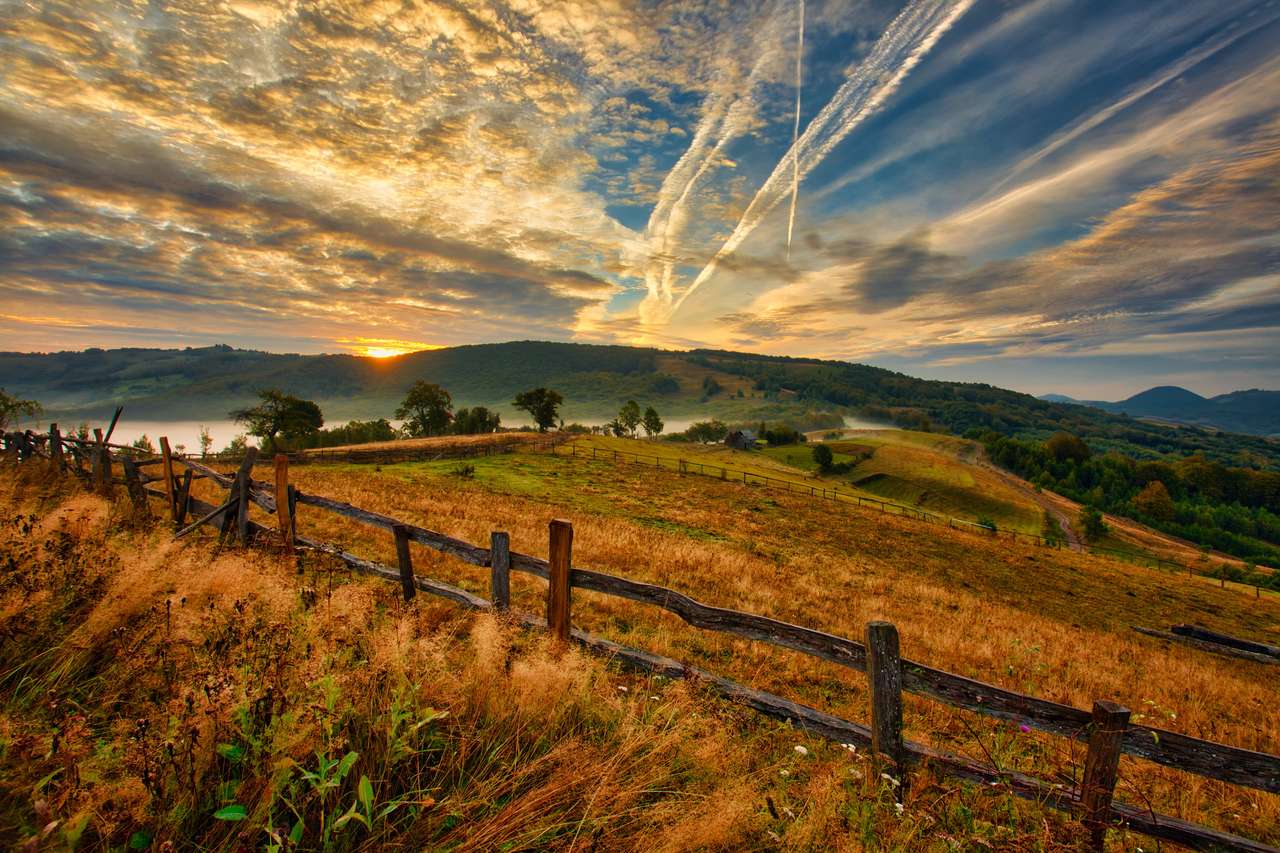 Coucher de soleil majestueux dans les montagnes des Carpates puzzle en ligne