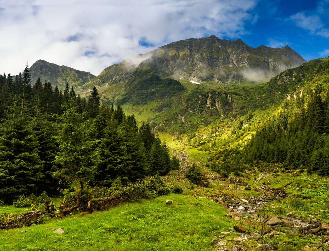 Montanhas Fagaras. Transilvânia. Romênia quebra-cabeças online