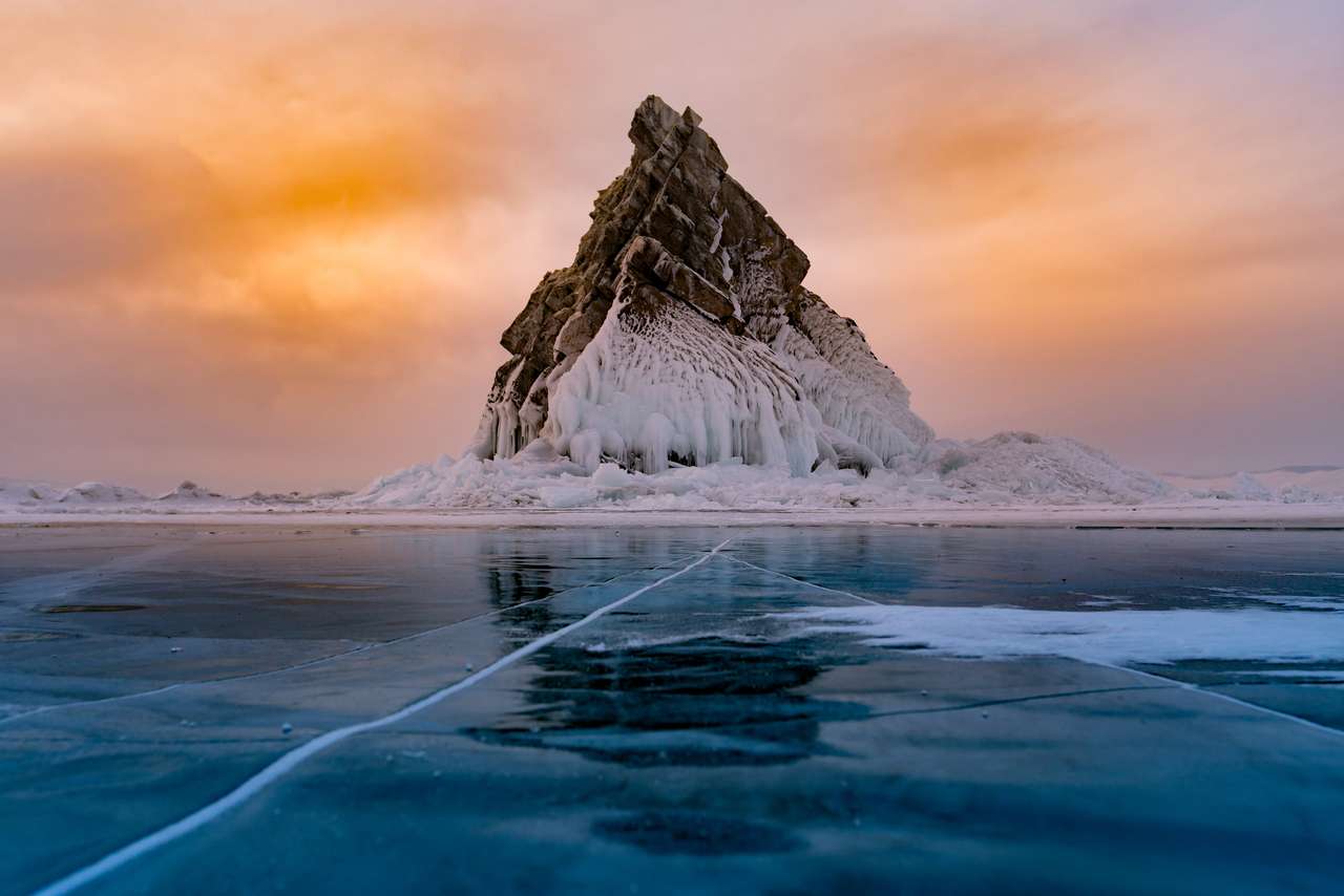 Rocher sur le lac d'eau gelée, Baïkal Russie puzzle en ligne