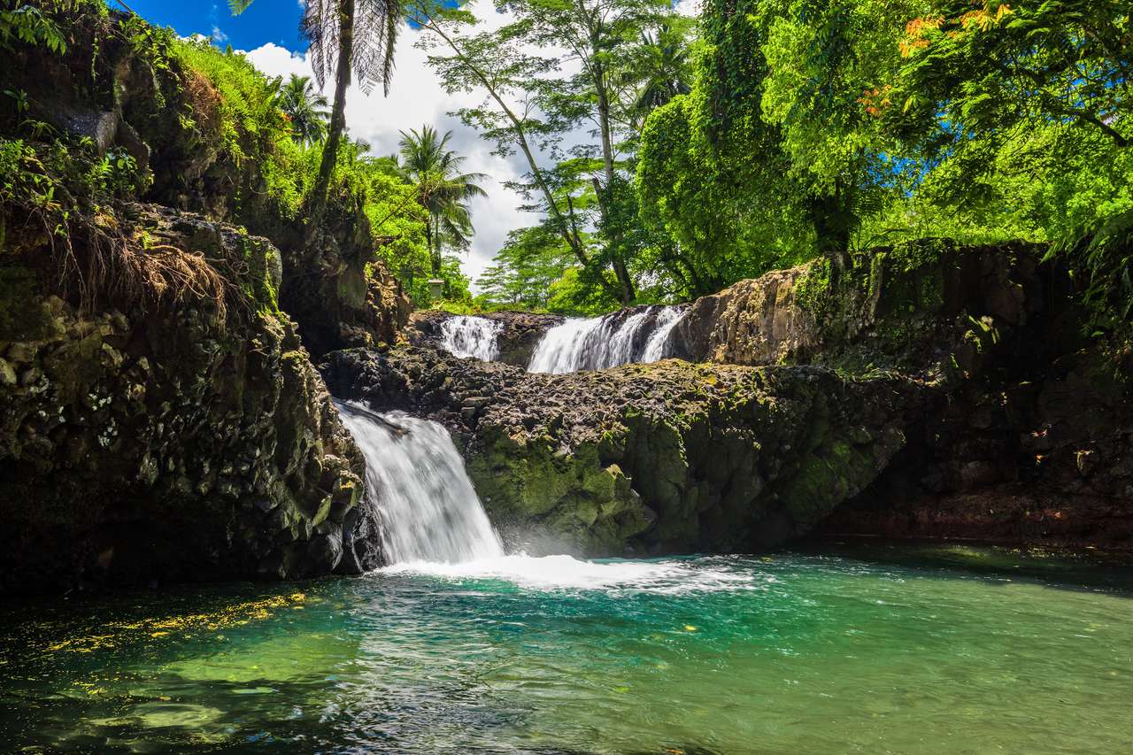 Водоспад Тогітогіга з ямою для купання на Уполу онлайн пазл