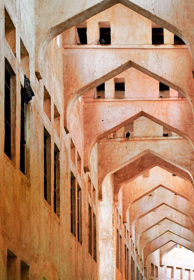 Il tetto e il labirinto di vicoli nel Souq Waqif, Doha, Qatar puzzle online