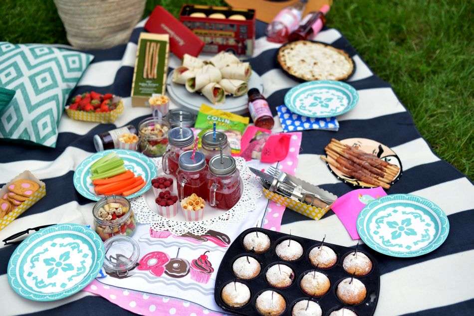 Un picnic su una coperta nell'erba puzzle online