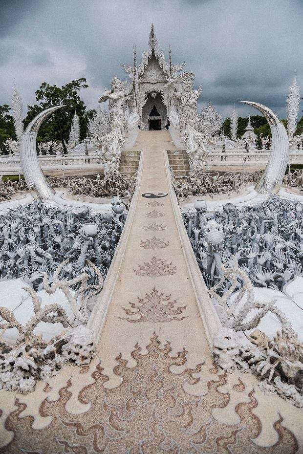 Білий храм в Таїланді пазл онлайн