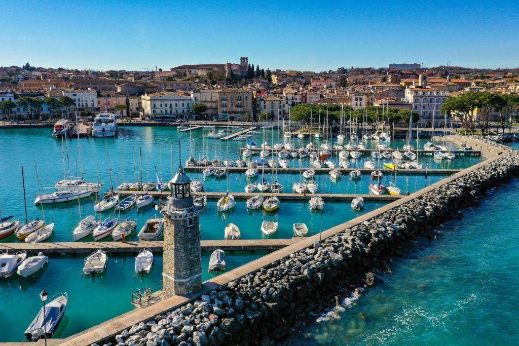 Gardasee in Italien - ein Yachthafen für Motorboote Puzzlespiel online