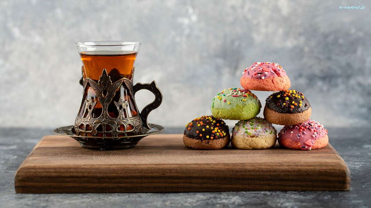 Chá, rosquinhas coloridas com cobertura e granulado quebra-cabeças online