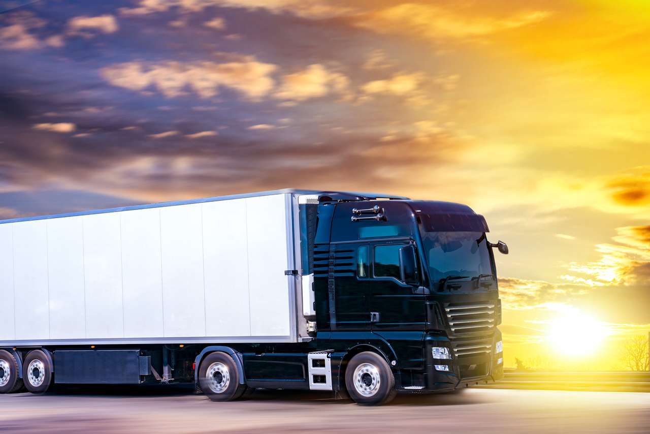 O caminhão se move na estrada em alta velocidade puzzle online