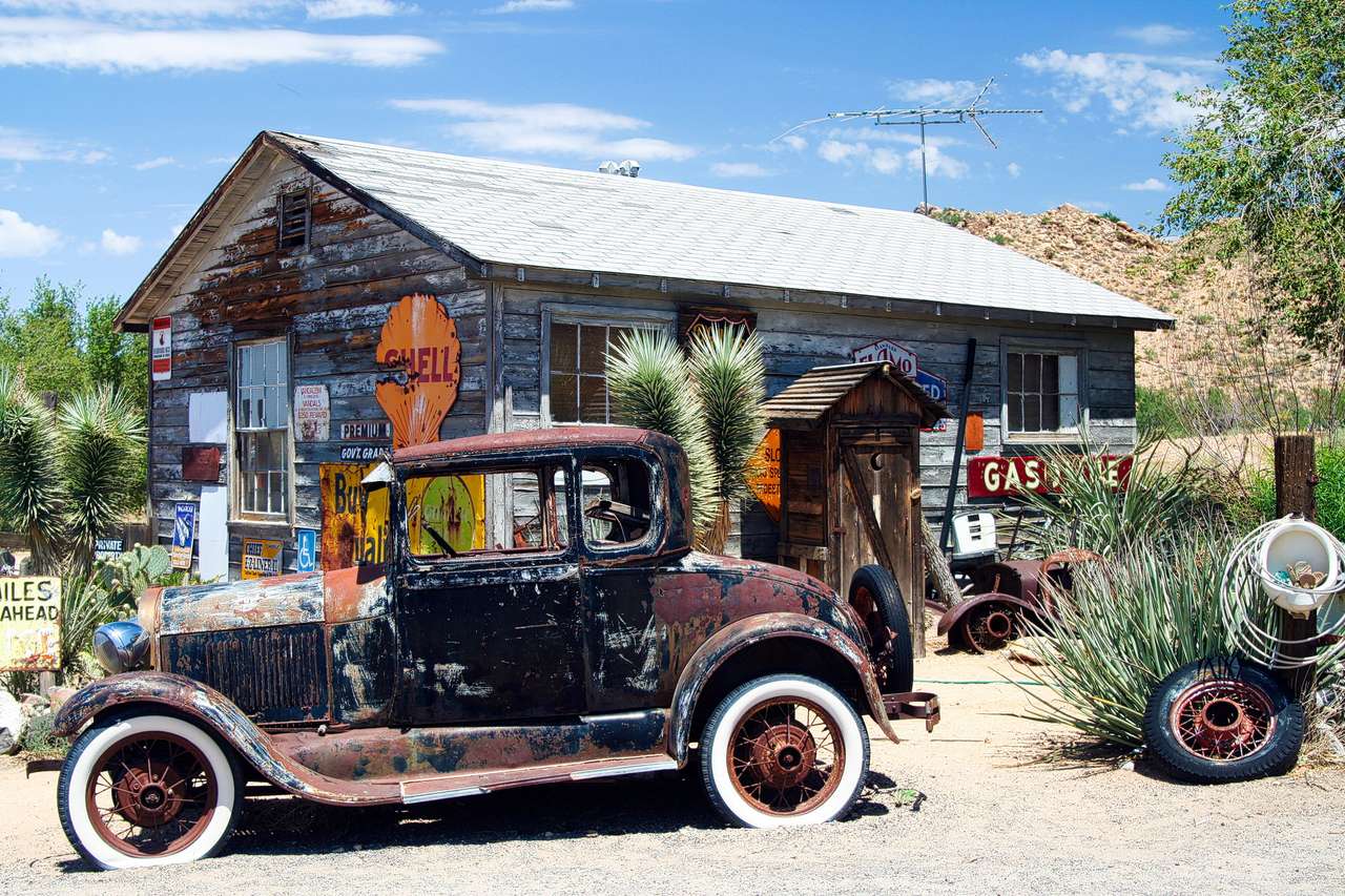 Американска ретро кола на стара бензиностанция онлайн пъзел