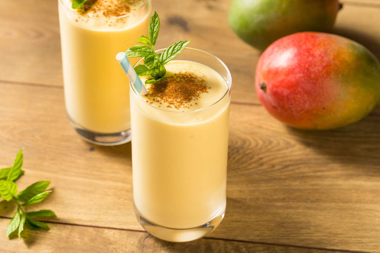Сладко индийско манго Lassi Smoothie с мента онлайн пъзел