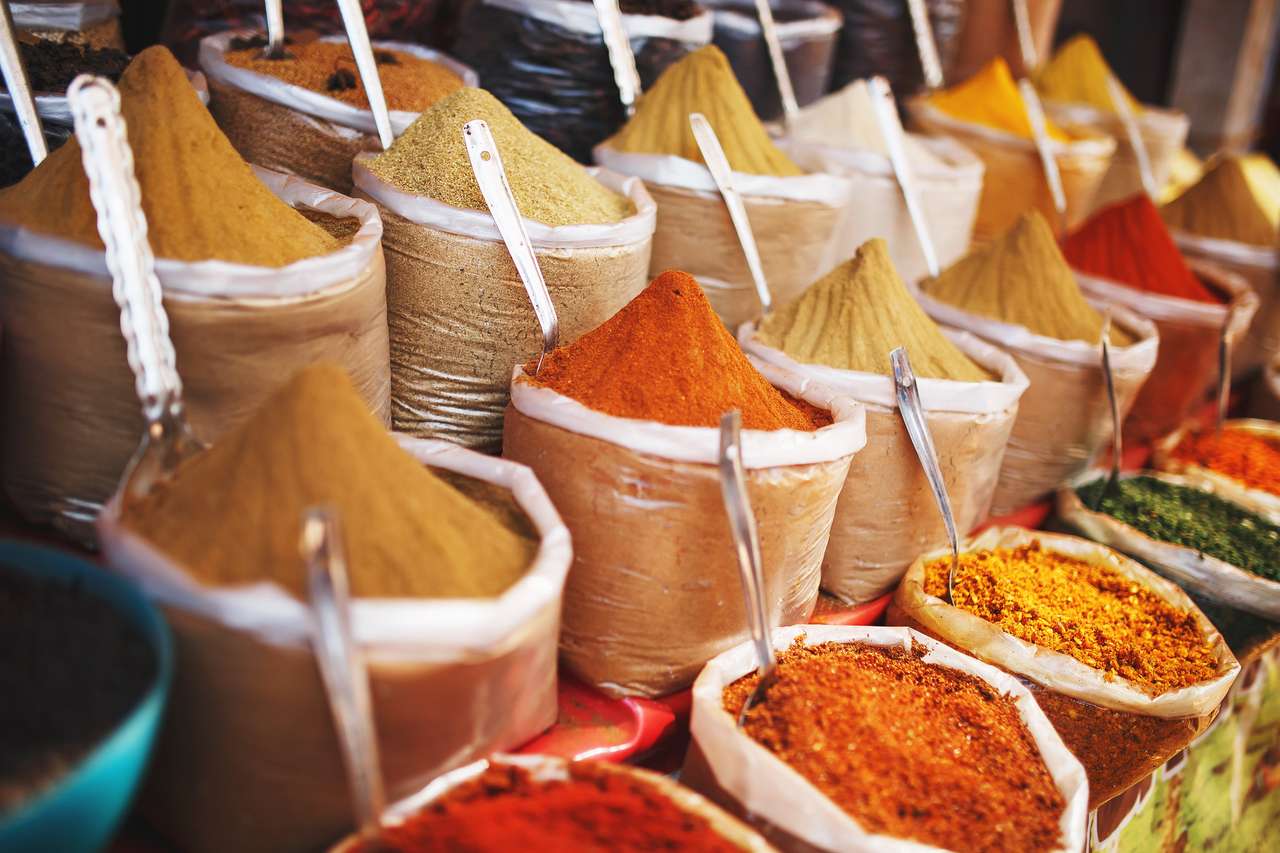 Indiska färgade kryddor på den lokala marknaden Pussel online